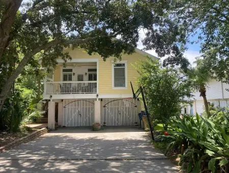 Charming studio in Tybee Island located on a Tidal Creek with dock access
