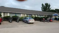 Burr Oak Motel - parking