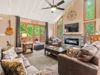 Poconos Escape w Game Room Poker Loft Fire Pit Spacious Deck Hotels in Tunkhannock Township