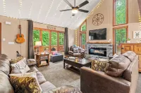 The Great Escape by AvantStay Game Room Hot Tub