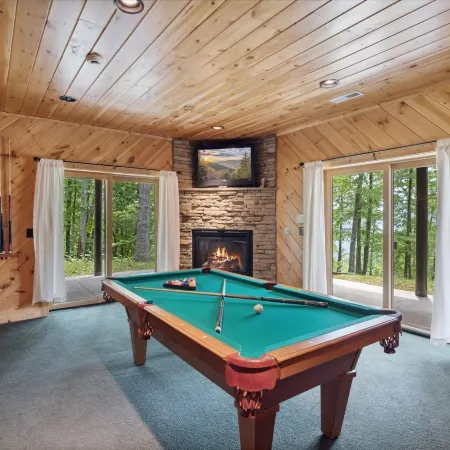 Wolf Den 4 Bedroom Cabin by Redawning