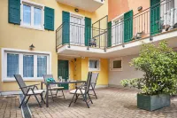 Bella Villa Apartments - Beach