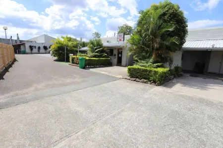 Kallangur Motel Отели в г. Каллангер