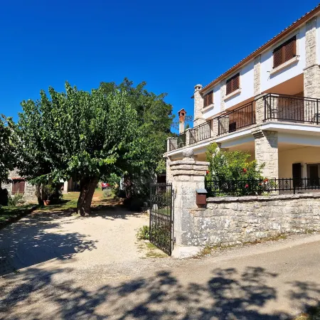 Apartment Gina Отели в г. Голаш