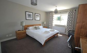 Amber Cottage - Luxury Cottage, Hot Tub, Sea Views and Log Burner