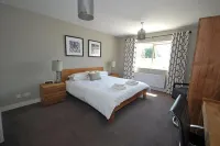 Amber Cottage - Luxury Cottage, Hot Tub, Sea Views and Log Burner - parkir