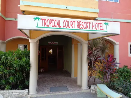 Tropical Court Hotel Отели рядом с достопримечательностью «Докторс Кейв Бич»