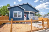 Beautiful Fenced 3Br 2BA Near Exciting Downtown - Bungalows