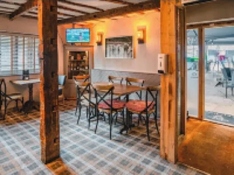 1 Bed Flat - Sleeps 2 - Parking - Wifi Hotels in Caerleon
