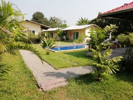 Longan Tree Отели рядом с достопримечательностью «Wat Saraphi»