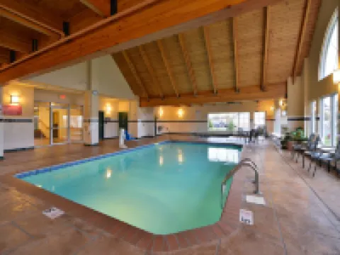 Duluth Inn & Suites Near Spirit Mountain Hotels in Duluth