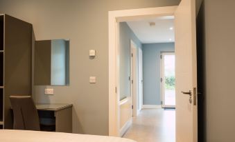 Executive Lakeside Lodge at Mullans Bay