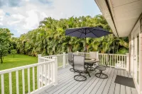 Beautiful tranquility, 1 block from the Indian River with heated pool