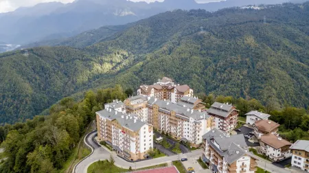 AYS Design Hotel Rosa Khutor (Айс Дизайн отель Роза Хутор) Отели рядом с достопримечательностью «Roza Khutor  Train Station»