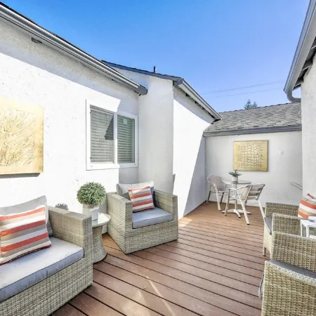 Modern clean relaxing gateway! Close to all LA fun!