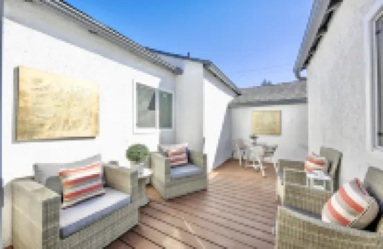 Modern clean relaxing gateway! Close to all LA fun!