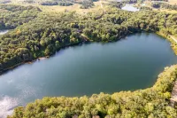 Cozy Cabin on Private Lake! Kayaks, Firepit, Fishing! Relaxing. Pet Friendly.