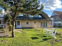 For families, friends, children. Large garden, 4/5 bedrooms, fireplace. Central!