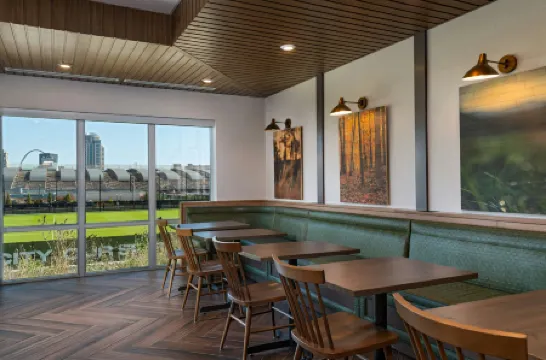 Fairfield Inn & Suites St. Louis Downtown Отели рядом с достопримечательностью «Парк Уилсон»