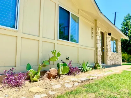 New!Cute cottage within walking distance of square.Close to parks and City Beach