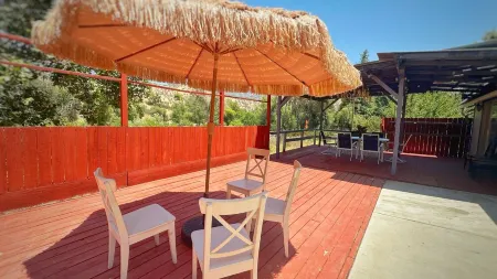 Sequoia Forest River House. River at the backyard, Up to 10 guests