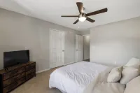 Modern 3Br  Near Uga & Sanford Stadium, Pool + Gym and Hospitals Georgia Square Mall附近的飯店