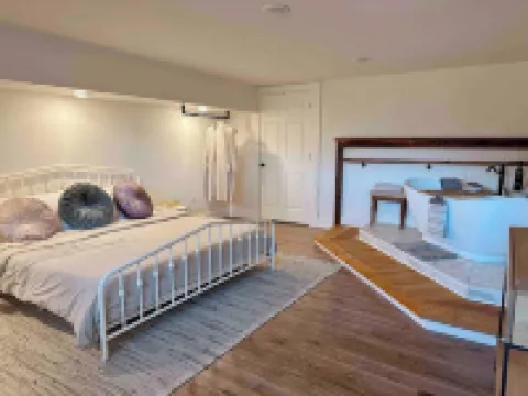 King Apt Suite  w/ Soaker Tub & Mountain Views