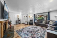Amazing Outdoor Spaces and Fully Stocked Kitchen - Charming Cozy Retreat Hotels in Deschutes County