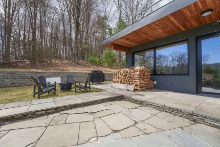 The Stonemason - A Private Catskill Winter Escape in the Woods close to Kingston Отели в г. Розндейл