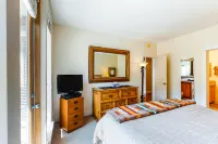 Cozy mountain-view condo with furnished deck, hot tub, & gym - walk to lifts