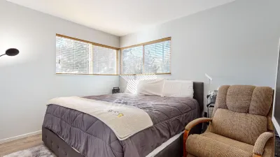 Ground Floor Retreat with Pool and Jacuzzi Access - Charming Cozy Hotels near Crowley Lake Park