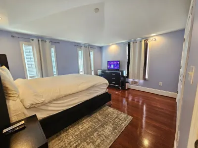 Charming Backyard Oasis with Fire Pit - Spacious and Inviting Retreat Hotel in zona Souris Towson