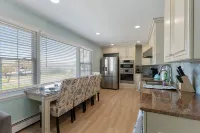 Modern Kitchen and Outdoor Patio with Grill - Stunning Seaside Escape 아발론 호텔