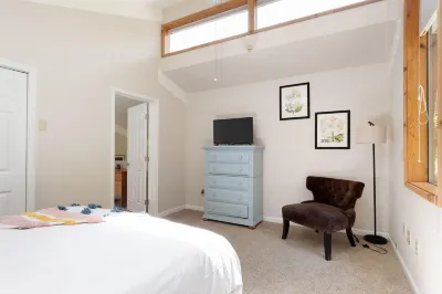 Secluded Loft Amidst Nature's Beauty - Cozy Serene Retreat Hotels in der Nähe von Island county Historical society Museum