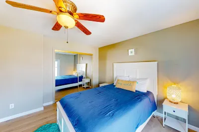 Modern home with firepit, WiFi, pool table, foosball, washer/dryer - near beach