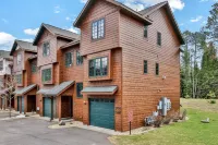 Three-Story Townhome w/ Dock Access on Duck Lake, Gas Fireplaces, AC & WiFi