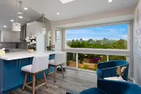 Ocean View Patio and Beach Access - Elegant Coastal Escape Fletcher Cove Community Center附近的飯店