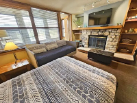 Indoor Hot Tub and Cozy Sun Room - Charming Mountain Escape