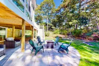 Cheery house with deck, sunroom & patio - short walk to pond, beach & Rail Trail Hotel a Brewster