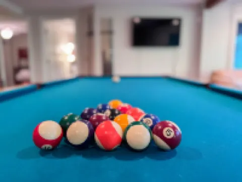 Hot Tub, Firepit, Pool Table and Garage - Spacious Tranquil Retreat