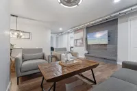 Spacious Gathering Areas and Pool Table - Inviting Retreat فنادق في Midwest City