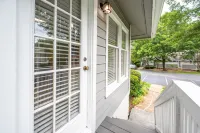 Inviting Cottage with Cozy Ambiance and Patio - Charming Retreat