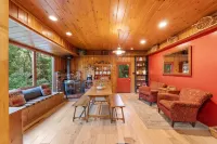 Charming Cabin with Spa and Amazing Pine Views - Inviting Getaway