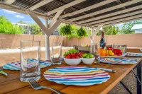 Spacious Backyard and Cozy Interiors - Inviting Family Retreat Hotels in Tesuque
