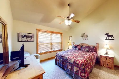 Cozy one-level cabin with pool, hot tub, grill, fireplace, WiFi, & covered deck Hotel di Ruth C Township