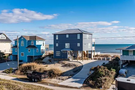 Cozy Duplex with Hammock and Gas Grill - Charming Beach Escape Отели в г. Эмералд Айл