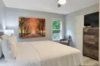 Bring Pets to this Fun South Asheville Hot Tub Townhome Hôtels à : Arden