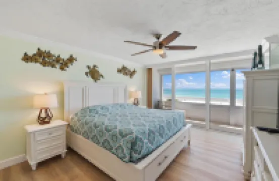 Wrap-Around Balcony and Pool Access - Stunning Beachfront Oasis 레딩턴 비치 호텔