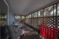 Deck, Grill Access and Convenient Amenities - Charming Escape فنادق في بينيلاس بارك