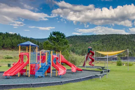 Enjoy a wood fire, balcony with mountain views at this home - close to ski Отели в г. Колфакс